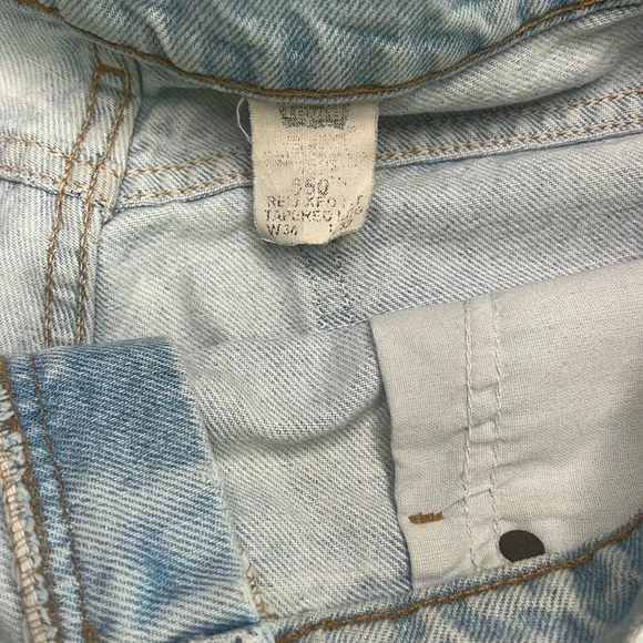 Vintage Levi’s Distressed Denim Shorts - Picture 4 of 10